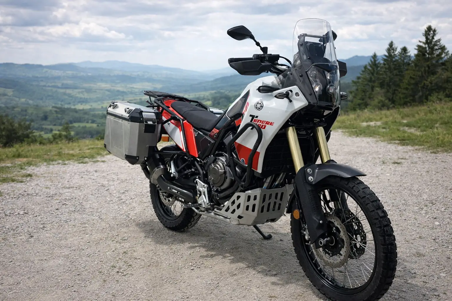 Yamaha Ténéré 700 a kanyargós hegyi útra – motorbérlés és egyedi motor túra indulás.