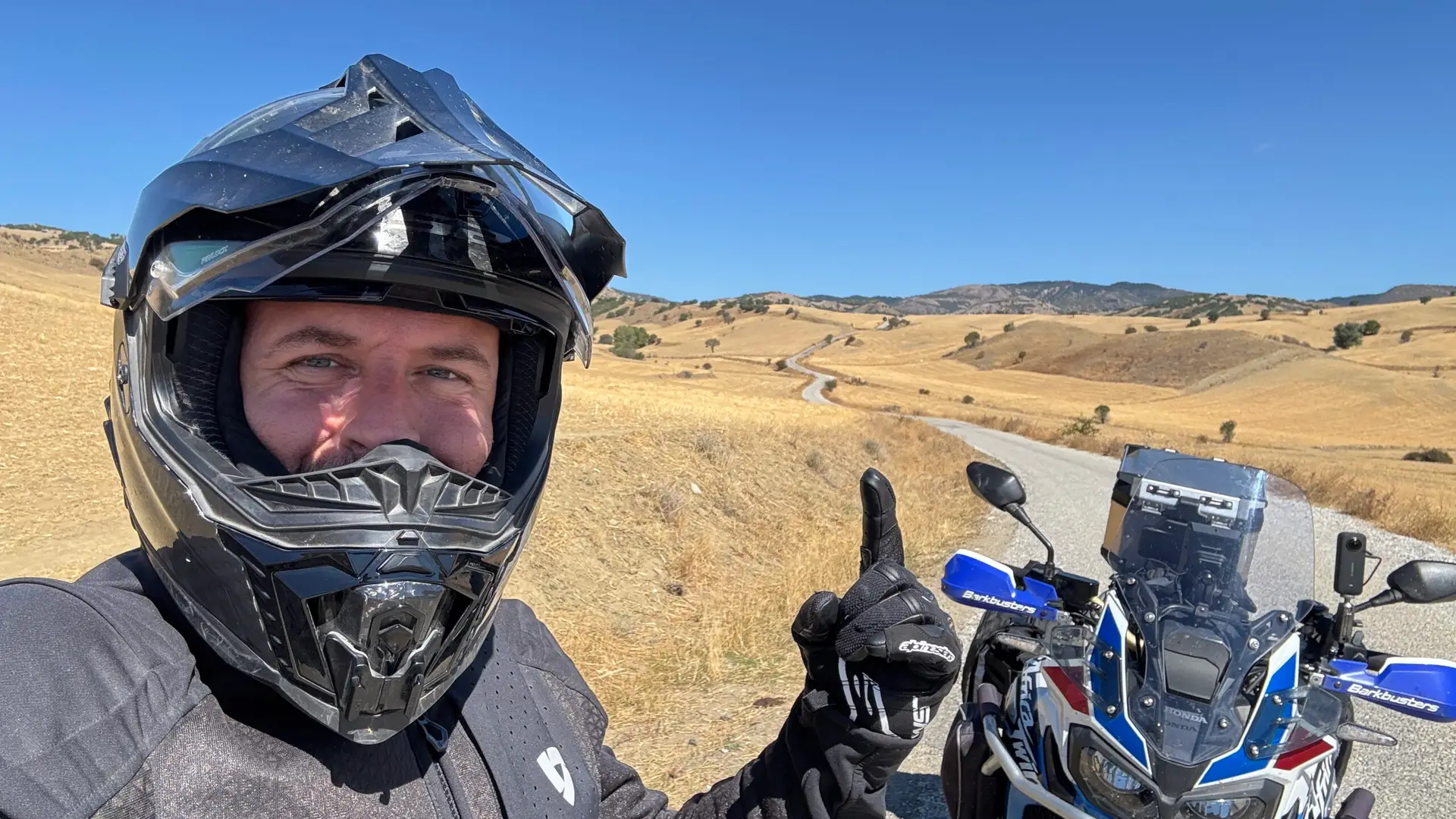 Motoros a panorámás hegyi úton – szabadság és kaland motor túrán.